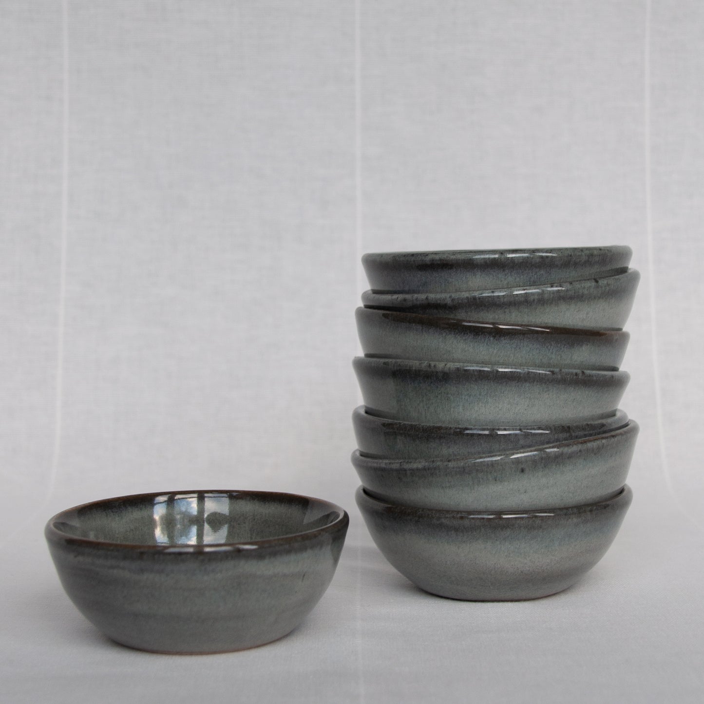 Handgemaakte keramiek: kleine schaaltjes voor sushi, theezakje, nootjes enz. Vele toepassingen mogelijk. Grijze kleur