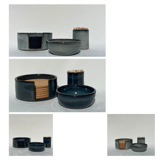 set van 6 onderleggers, houder, tandenstokerpotje, klein schaaltje in handgemaakte keramiek . Kleuren grijs of blauw
